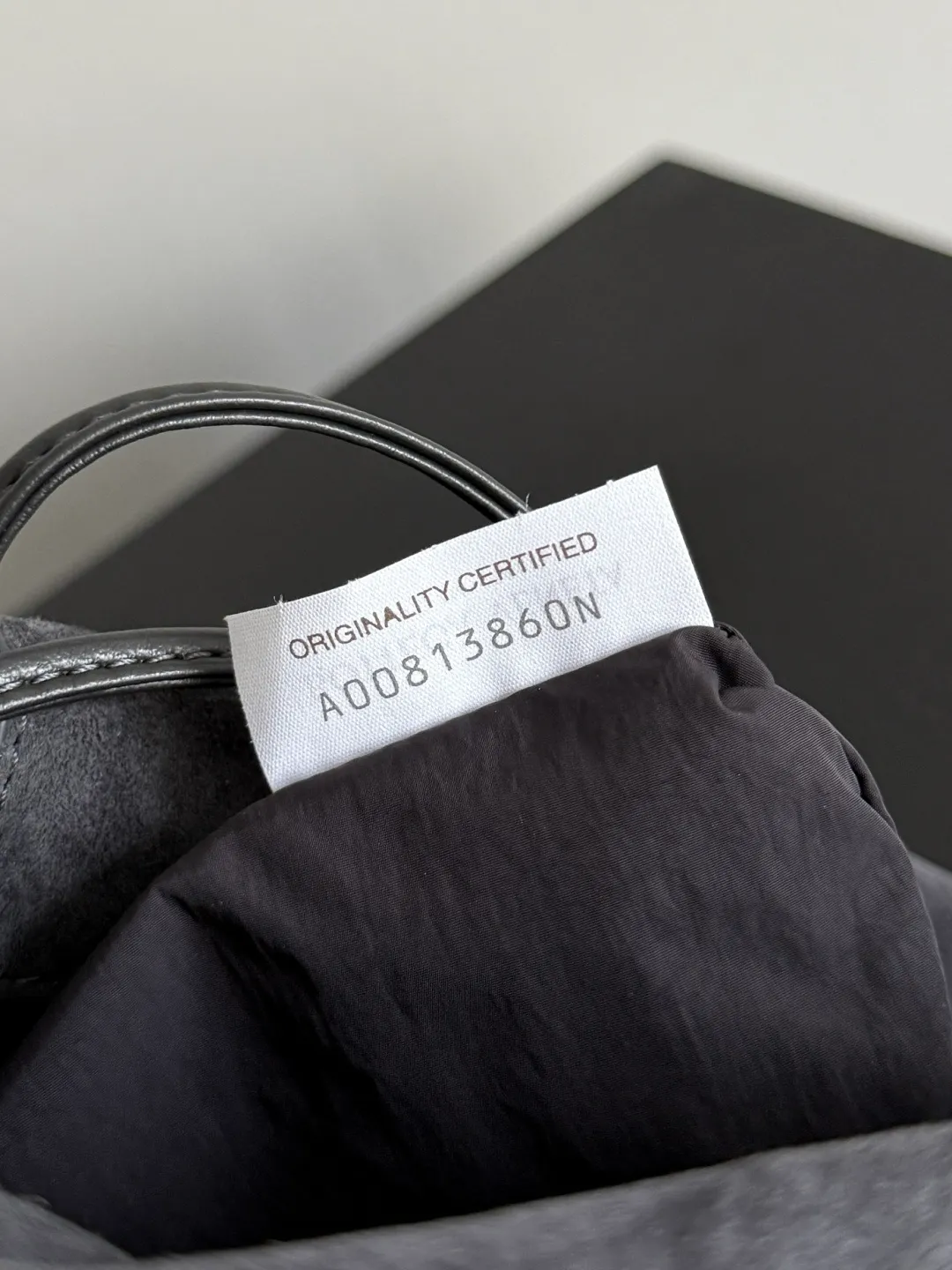 Batch 1560 Armpit bags have become a fashionable item that every girl has in their hands in recent years🛍️. The elegant and simple style has won the love of many people of different ages. However, there is an unavoidable trouble with armpit bags, that is, the capacity is too small, and BOTTEGA VENETA’s new Dustbag Considering people's travel needs, the capacity of the garbage bag has been greatly upgraded. Folding umbrellas, water bottles, and girls' makeup powder and lipstick can all be accommodated😎😎. Not only that, considering the increasing number of travel supplies, the inside of the bag is made of technical nylon material, which is very lightweight It is resistant to stains. Even if you have a lot of things when traveling, it can reduce the burden to a certain extent. The shoulder straps are designed with knots and can be changed at will. It can be used for hand holding or as the liner of a large bag. After the drawstring is drawn, it looks like a cloud bag. It is very suitable for concave styling when traveling in autumn and winter. 🙋🏻‍♀️ Style number: 796728 Size: 32*23*1cm